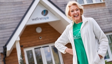 THE GREEN GODDESS ‘DIANA MORAN’ SMILING WITH HAND ON HIP OUTSIDE RICHMOND VILLAGES WITNEY WELLNESS SPA 