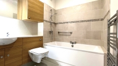 Spacious bathroom 