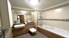 Spacious bathroom 