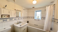Main bathroom 